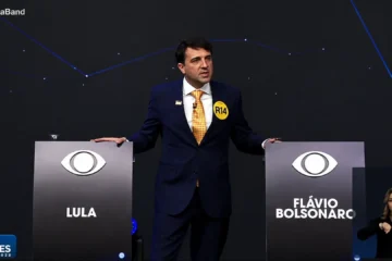 El primer debate presidencial de Brasil se celebra sin Lula ni Flávio Bolsonaro, pero el mandatario sí aparece en una entrevista televisiva