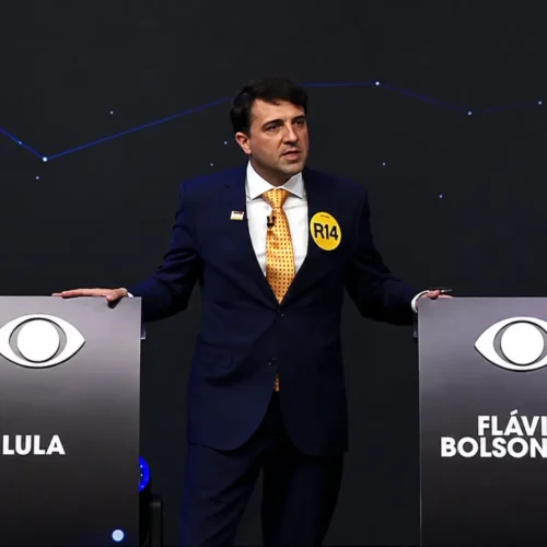 El primer debate presidencial de Brasil se celebra sin Lula ni Flávio Bolsonaro, pero el mandatario sí aparece en una entrevista televisiva