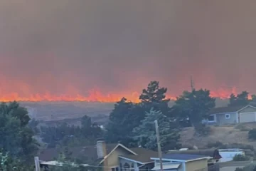 Un incendio fuera de control obliga a evacuar a miles de personas en el oeste de EEUU