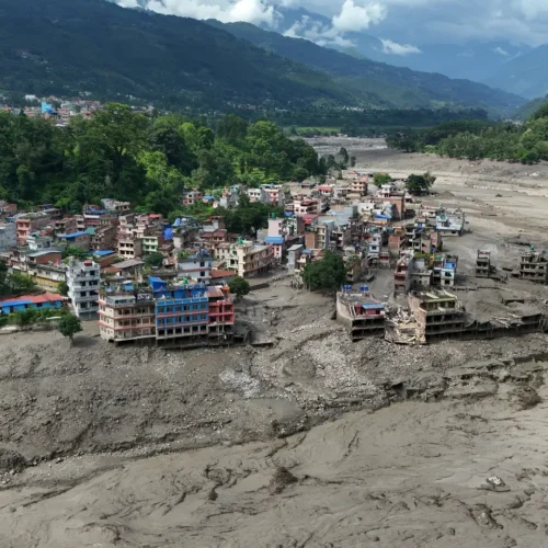 Al menos 16 muertos y 400 desaparecidos en Nepal tras una riada en la frontera con China