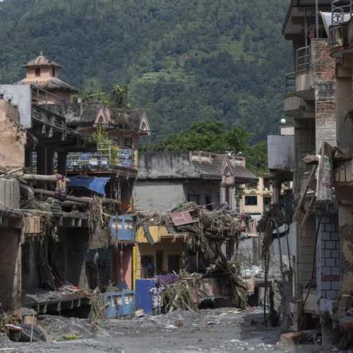 Nepal eleva a 903 los muertos y a 4.247 los desaparecidos por la devastadora riada