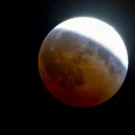 La Tierra oculta a la Luna en un nuevo eclipse del verano astronómico más espectacular