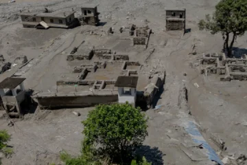 Exteriores confirma que dos españoles siguen desaparecidos tras la riada en Nepal que deja cerca de 700 muertos