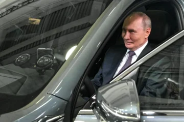Putin se pone al volante del nuevo Volga diseñado a imagen y semejanza del Geely chino