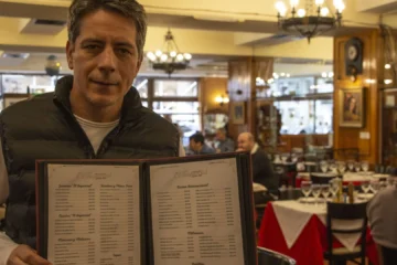 La historia de ‘El Imparcial’, el restaurante español de Buenos Aires en el que está prohibido hablar de política y de religión