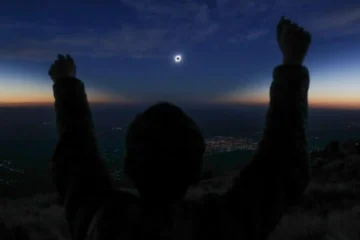 Vístete de rojo y verde para el eclipse del 12 de agosto por el efecto Purkinje: la razón de los contrastes en los colores por la noche