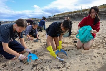 Miles de voluntarios tratan de limpiar el mayor vertido de pellets del Reino Unido ante la deficiente respuesta oficial