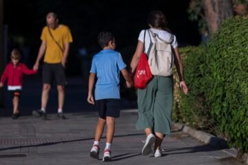 Los padres y madres son menos alegres, pero se sienten más plenos: así es la paradoja de la paternidad