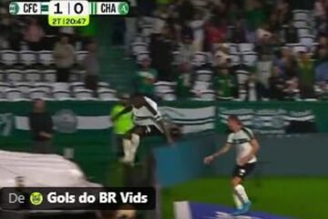 Una pésima celebración: marca, cae por un foso, se lesiona y le anulan el gol