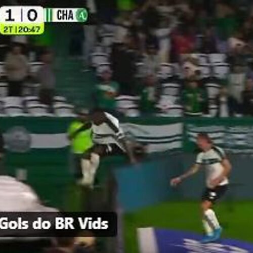 Una pésima celebración: marca, cae por un foso, se lesiona y le anulan el gol