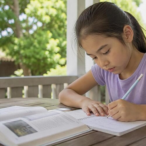 El error que muchos padres cometen cada verano con los deberes de sus hijos