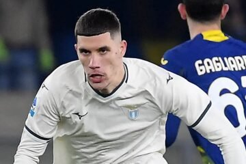 El Sevilla FC sienta las bases por Ratkov mientras negocia la venta de Vargas para elegir al ‘9’