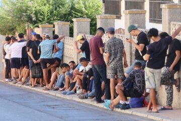 Sanidad convoca a las comunidades autónomas este lunes para enviar vacunas a Ceuta