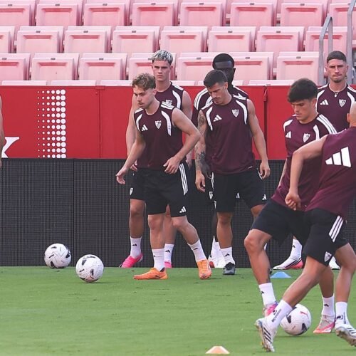 Kochorashvili viaja a Bilbao y García Plaza confecciona una lista de convocados con apenas 16 futbolistas del primer equipo