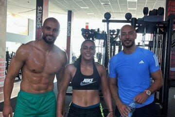 Amrabat presume de físico mientras se resuelve su futuro