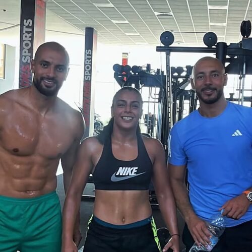 Amrabat presume de físico mientras se resuelve su futuro