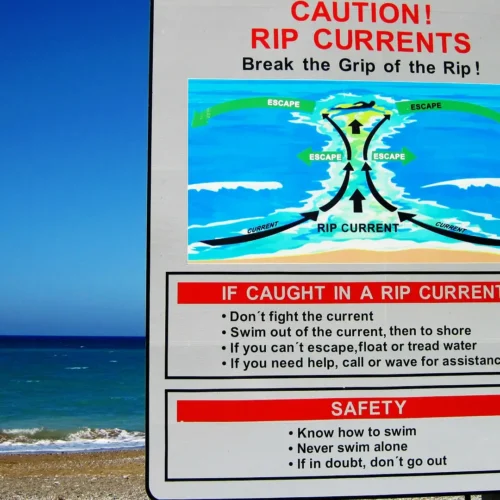 Qué es la corriente de resaca y cómo actuar ante los peligros escondidos de la playa