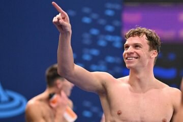 Léon Marchand lanza a Francia hacia la plata en el 4×200