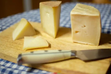 Muere un niño de 13 años tras pasar casi una década en coma por comer queso elaborado con leche cruda