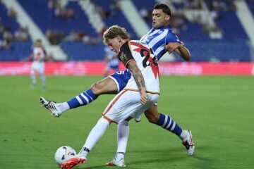 El vestuario del Rayo se alinea con sus hinchas frente a Presa