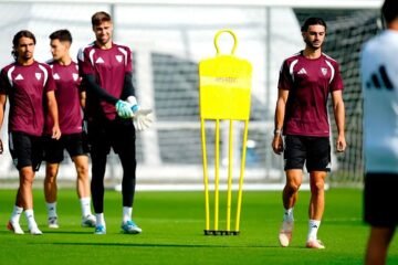 Sow ya no se entrena con el Sevilla FC, que realizó un pasillo a Vargas en Garderen