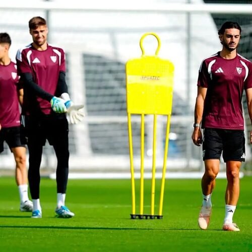 Sow ya no se entrena con el Sevilla FC, que realizó un pasillo a Vargas en Garderen
