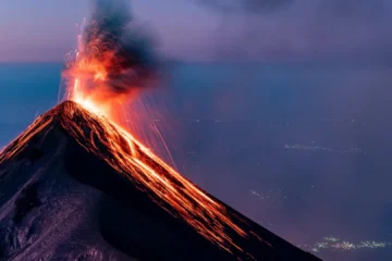 El volcán de Fuego de Guatemala intensifica su actividad y las autoridades advierten de una posible erupción progresiva
