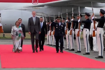 El Rey Felipe VI es recibido con honores a su llegada a Cali para la toma de posesión de De la Espriella