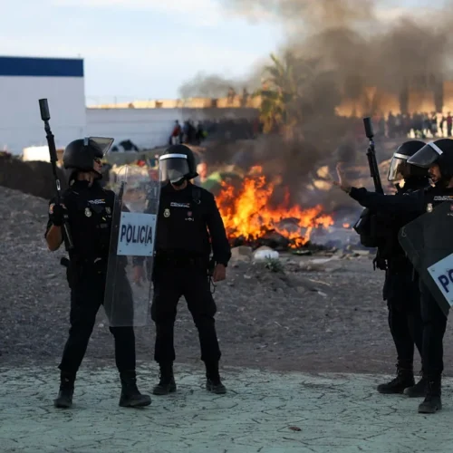 Manifestantes de Ceuta queman chabolas de los inmigrantes en la playa del Trampolín