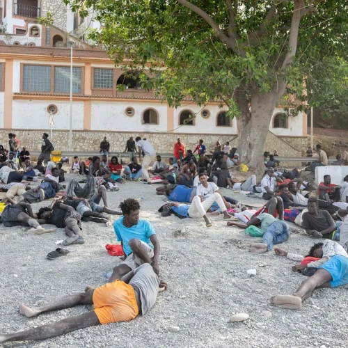 Los alrededores del CETI en Ceuta se llenan de inmigrantes tras la crisis con Marruecos