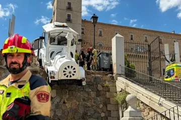 Un tren turístico vacío se pone en marcha, arrolla a un turista y se queda suspendido en Toledo