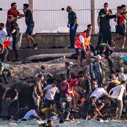 El delegado del Gobierno en Ceuta asegura que el Ejecutivo no tuvo «ningún tipo de información» de la avalancha