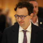 El CEO de Anthropic dice que es necesario frenar el desarrollo de la IA y Altman (OpenAI) y Elon Musk le apoyan: «Podemos perder el control»