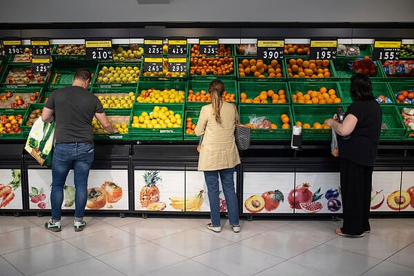 La «hipersensibilidad» al precio por la incertidumbre impulsa la cuota de mercado de Lidl, Dia y Aldi