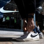 ¿Qué pasa con Nike? Hoy pierde su lugar en el S&P 100 tras casi 18 años: «Impactará en su imagen»