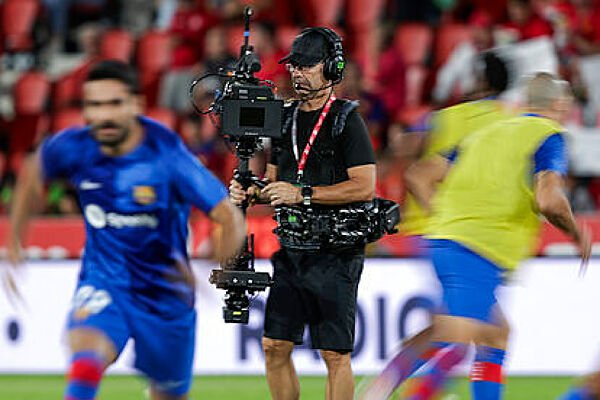 Telefónica alcanza un acuerdo con DAZN para la emisión de LaLiga durante cinco temporadas por cerca de 1.650 millones