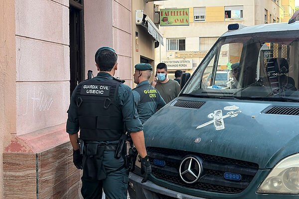 Operativo policial en Ceuta para desmantelar una «casa patera» con 24 inmigrantes en su interior
