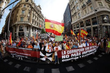 PP y Vox exhiben sus diferencias en una marcha secundada por miles de personas que pide investigar a Sánchez por «traición»