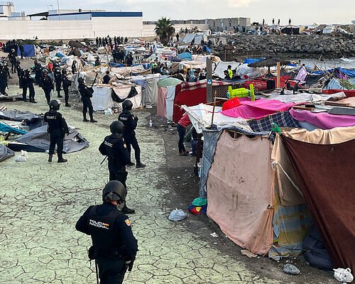 La Policía Nacional desmantela un asentamiento de inmigrantes junto a la desalinizadora de Ceuta