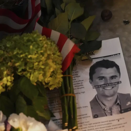 Un año del asesinato de Charlie Kirk: las pruebas, las conspiraciones y el legado que dejó el activista MAGA