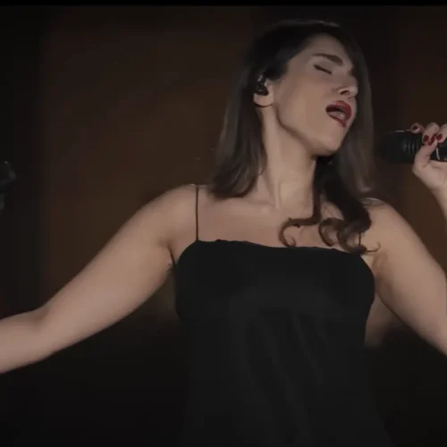 Irán confirma la condena a 74 latigazos de una cantante por realizar un concierto virtual sin velo