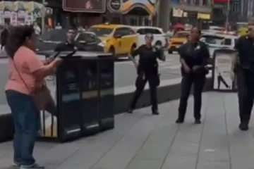 Dos cuchillos, una pistola táser… Los vídeos del ataque en Times Square en el que una mujer es abatida tras apuñalar a dos personas