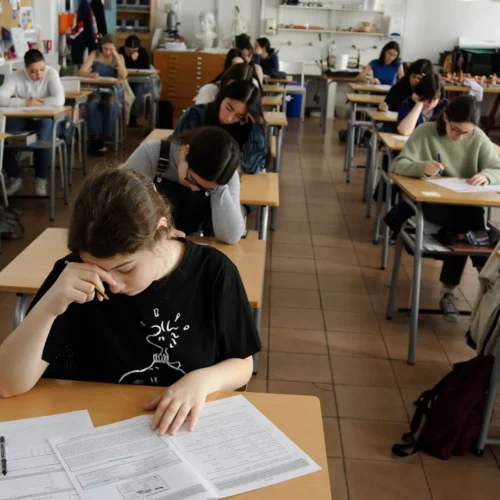 España consolida su declive en PISA en ciencia, lectura y matemáticas y supera la media en uso de la IA para los deberes