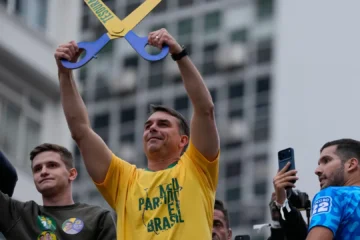Una noticia falsa sobre la Virgen de Aparecida y Flávio Bolsonaro desata un choque judicial en Brasil a días de las elecciones