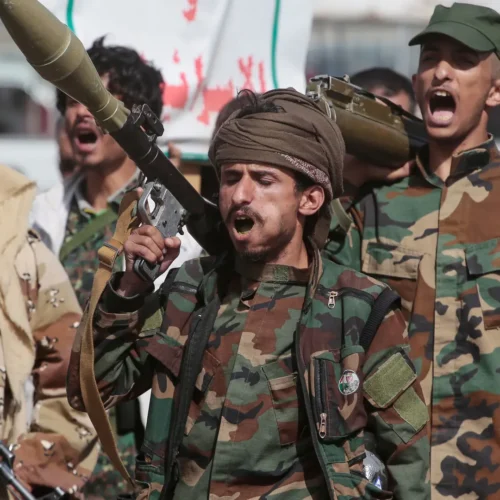 La ofensiva de los hutíes de Yemen alcanza instalaciones petroleras de Arabia Saudí y ‘ahoga’ la navegación de crudo en el Mar Rojo