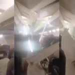 Escenas de pánico entre los pasajeros de un avión en Irán tras desplomarse parte del techo de la cabina por daños en el motor