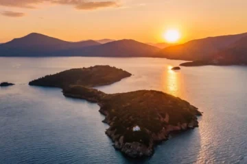 Se vende una paradisiaca isla en Grecia llena de playas, olivares y con una iglesia histórica