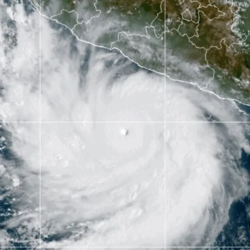 El huracán Polo alcanza la categoría 5 frente a las costas de México con rachas de viento de hasta 325 kilómetros por hora