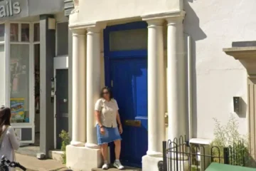 Sale a la venta la mítica casa de la puerta azul de ‘Notting Hill’ por 9,25 millones de euros