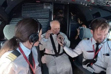 El papa León XIV pasa media hora en la cabina de un Airbus y bendice a los pilotos de los cazas que le escoltaban